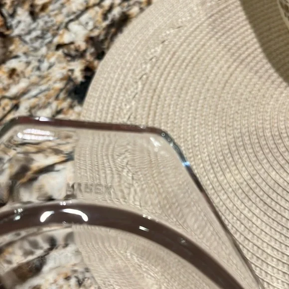 Pyrex Golden Acorn Casserole Dish and Lid - Picture 11 of 11